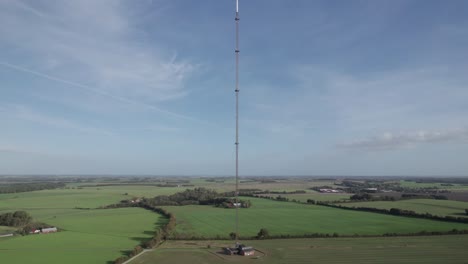 Vista-Aérea-Torre-De-Radio-Antena-Telecomunicaciones-Torre-De-Comunicación-Celular---Tiro-Con-Plataforma-Rodante