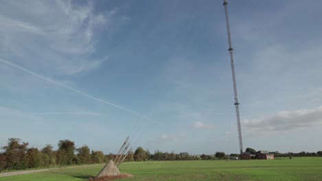 Antenne-Des-Rundfunksenders-Auf-Dem-Feld-GSM-Mobilfunkmast---Schwenkaufnahme