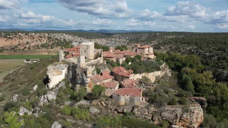 Luftdrohnenaufnahme-Des-Wunderschönen-Mittelalterlichen-Dorfes-Calatañazor-In-Soria,-Spanien