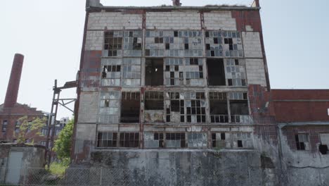 Edificio-Grande-Y-Abandonado-Con-Ventanas-Rotas