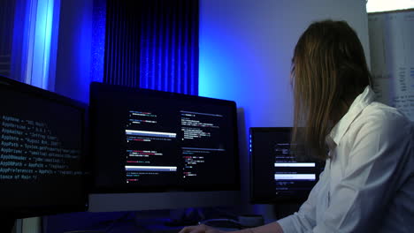 Eine-Vielbeschäftigte-Computerprogrammiererin,-Die-In-Einem-Blauen-Büro-Code-Für-Künstliche-Intelligenz-Programmiert