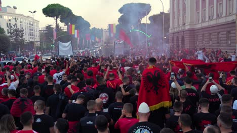 Albanische-Fußballfans-Vereinen-Sich:-Energische-Massen-Versammeln-Sich,-Jubeln-Auf-Den-Straßen-Vor-Dem-Spiel-Gegen-Die-Tschechische-Republik