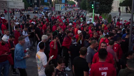 Multitud-De-Aficionados-Al-Fútbol-Albaneses-Con-Camisetas-Del-Equipo,-Animando-En-Las-Calles-De-Tirana-Antes-Del-Partido-Con-La-República-Checa