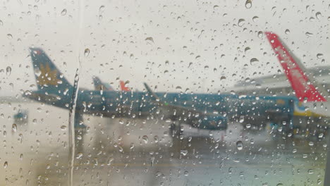 Strömender-Regen-Im-Flughafen