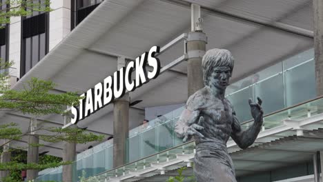 Café-Starbucks-Occidental-Junto-A-La-Estatua-Conmemorativa-De-Bronce-De-Bruce-Lee-En-Tsim-Sha-Tsui-Hong-Kong