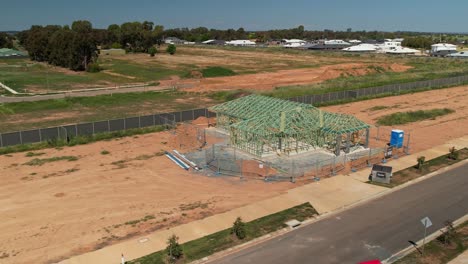 Yarrawonga,-Victoria,-Australia---20-October-2023:-Low-aerial-view-of-a-new-house-frame-at-Silverwoods-Estate-Yarrawonga,-Victoria,-Australia