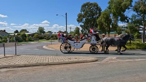 Yarrawonga,-Victoria,-Australia---7-October-2023:-Horse-drawn-carriage-with-passengers-outside-the-Yarrawonga-Show-in-Victoria-Australia