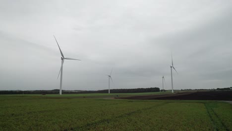 Luftaufnahme-Einer-Windmühlenfarm-Auf-Einem-Feld-In-Dänemark