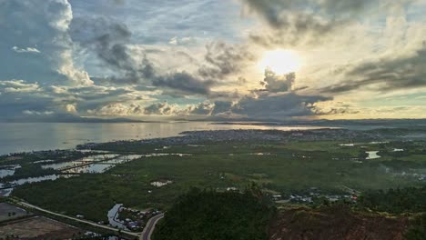 Dramatischer-4K-Zeitraffer-Des-Filmischen-Sonnenaufgangs-über-Der-Stadt-Surigao-Und-Der-Meerenge-Von-Surigao-Auf-Den-Philippinen