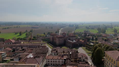 Sforza-Festung-Von-Soncino,-Cremona,-Italien,-Mittag,-Herbst,-Drohne