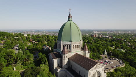 Luftaufnahme-Rund-Um-Das-Saint-Joseph&#39;s-Oratory-Of-Mount-Royal-Im-Sonnigen-Montreal