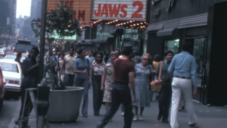 Crowds-Walking-on-Manhattan-Sidewalks