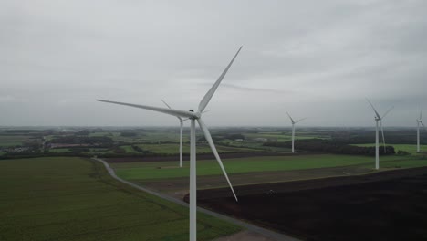 Große-Windmühlenfarm-Auf-Dem-Feld