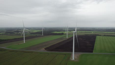 Große-Windkraftanlagen-Mit-Rotorblättern-Im-Feld