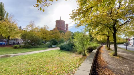 Herbstsaison-In-Berlin-Mit-Schöner-Kirche-Unter-Blauem-Himmel-Im-Park