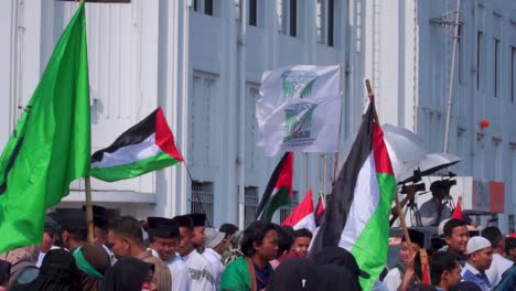 Manifestantes-Musulmanes-Pro-Palestinos-Ondeando-Banderas-Para-Poner-Fin-A-La-Guerra-En-La-Franja-De-Gaza