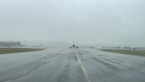 Die-Perspektive-Eines-Piloten-Eines-Jets,-Der-Das-Flugzeug-Bei-Regen-Und-Schlechten-Wetterbedingungen-Rollt