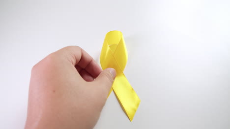 Gelbe-Bänder-Dienen-Vor-Allem-Der-Suizidprävention-Und-Der-Aufklärung-über-Lebererkrankungen-Und-Krebs,-Insbesondere-Bei-Kindern