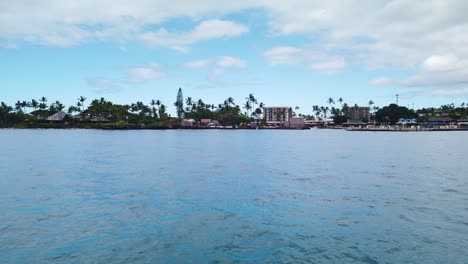 Gimbal-Weitwinkel-POV-Aufnahme-Von-Einem-Fahrenden-Boot-Aus,-Das-Sich-Der-Kailua-Bucht-Auf-Der-Großen-Insel-Hawaii-Nähert
