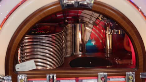 Details-Der-Retro-Jukebox:-Musik-Und-Tanz-In-Den-1940er-Und-1950er-Jahren
