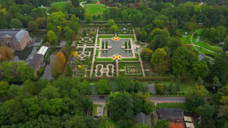Wunderschöner-Schlossgartenpark,-Versteckt-Im-Wald,-Drohnen-Luftpanorama