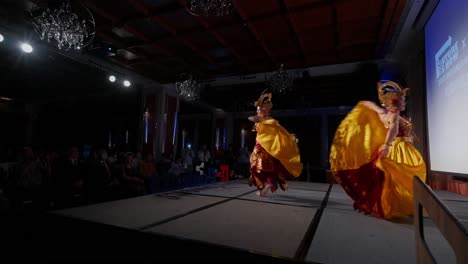 Espectáculo-De-Danza-Tradicional-Indonesia-En-El-Escenario.