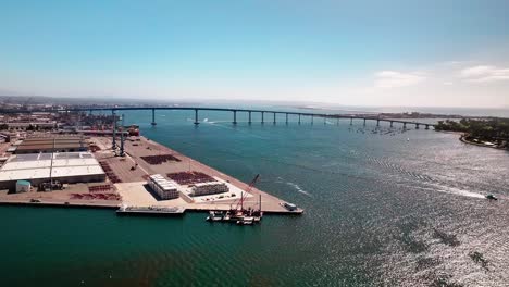 Langsam-In-Richtung-San-Diego-Coronado-Bridge-Fliegen