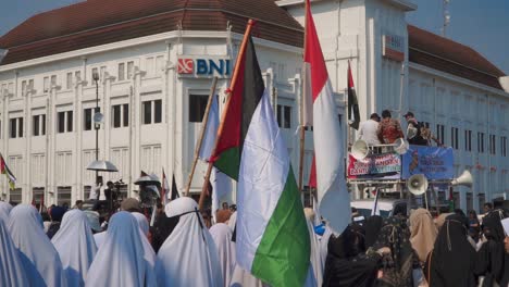 Protesta-Por-Salvar-Al-Pueblo-Palestino-En-Indonesia,-Vista-Desde-Atrás