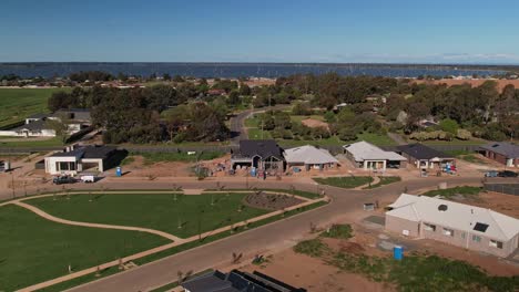 Yarrawonga,-Victoria,-Australia---21-September-2023:-Aerial-view-of-rows-of-new-homes-at-Silverwoods-Estate-and-over-the-golf-course-at-Black-Bull-in-Yarrawonga