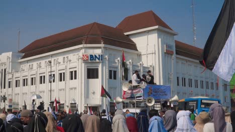 Schwenken-Der-Pro-Palästina-Flagge-Bei-Der-Free-Gaza-Demonstration-In-Indonesien