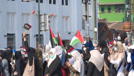 Mujeres-Musulmanas-Con-Velo-Protestando-Por-Palestina,-Manifestación-A-Favor-De-Palestina