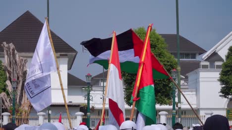 Palästina-Flaggen-Wehen,-Um-Gegen-Den-Krieg-Mit-Der-Hamas-Zu-Protestieren