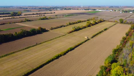 Wunderschöne-Luftaufnahme-Mit-Drohne-Der-Landwirtschaftlichen-Felder-In-Kanada