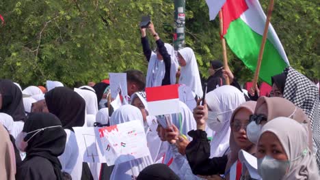 Muchos-Musulmanes-Se-Reúnen-Con-Banderas-Y-Carteles-En-Yakarta-En-Una-Protesta-En-Apoyo-De-Palestina.