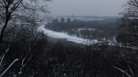 Blick-Auf-Die-Parkbrücke-Und-Den-Fluss-Dnipro-In-Kiew-Im-Winter-2010