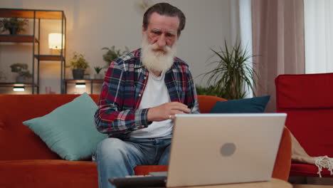 Trauriger-älterer-Großvater-Benutzt-Laptop,-überrascht-Von-Schlechten-Nachrichten,-Vermögensverlust,-Scheitern,-Lotterieergebnissen