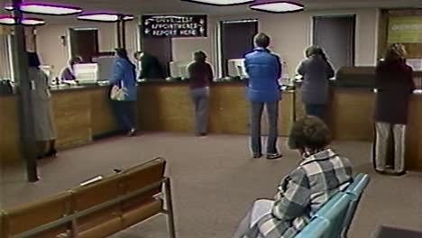 DMV-Büro-Aus-Den-1980er-Jahren-Mit-Fahrern-In-Der-Schlange