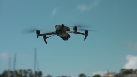 Drone-Dji-Mavic-3-Pro-Volando-Sobre-Barcos-Amarrados-En-El-Puerto