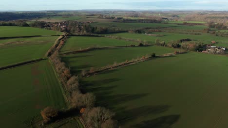 Die-Nach-Oben-Geneigte-Drohne-Zeigt-Grüne-Felder-In-Großer-Höhe-über-Sanften-Hügeln-In-Der-Landschaft-Von-North-Yorkshire-In-England-Und-Einen-Blauen-Himmel-Mit-Einigen-Wolken