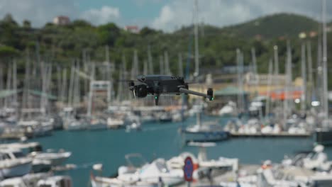 Fliegende-DJI-Mavic-3-Pro-Drohne-Mit-Hafen-Im-Hintergrund