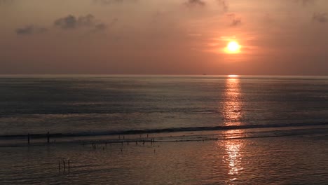 Sonnenaufgang-Und-Meer-Im-Morgengrauen-Mit-Atemberaubendem-Roten-Himmel-In-Nusa-Penida,-Bali