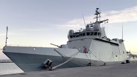 Das-Patrouillenboot-P41-Meteoro-Der-Spanischen-Marine-Legte-Bei-Sonnenuntergang-Im-Hafen-Von-Santa-Cruz-De-Teneriffa-An