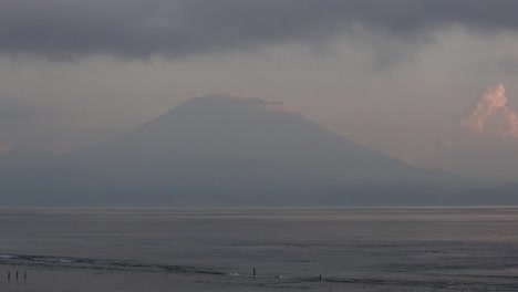 Sonnenaufgang-Und-Meer-Im-Morgengrauen-Mit-Bergen-Im-Hintergrund-Auf-Der-Insel-Nusa-Penida,-Bali