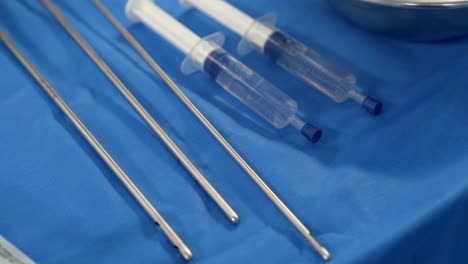 Chirurgische-Instrumente-Für-Die-Fettabsaugung-Auf-Dem-Sterilen-Tisch-Eines-Operationssaals