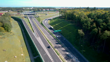 Movimiento-Del-Tráfico-En-La-Autopista-A-La-Ciudad-En-Un-Día-Soleado-De-Verano-En-Gdynia