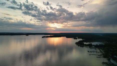 Luftaufnahme-Des-Bewölkten-Sonnenuntergangs-Hessel-Michigan-Wasserspiegelung
