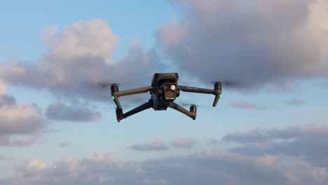 Fliegende-DJI-Mavic-3-Pro-Drohne-In-Der-Luft-Schwebend