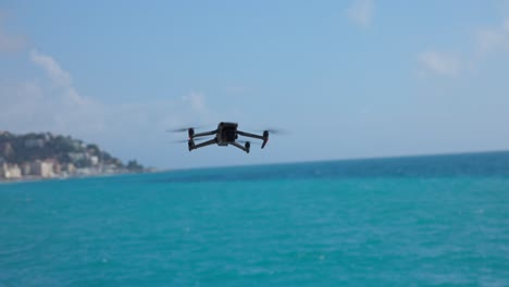 Meereslandschaft-Und-DJI-Mavic-3-Pro-Drohne-Fliegen-über-Den-Horizont
