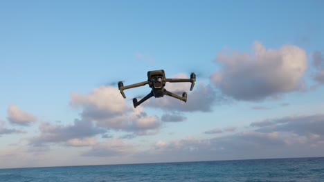 Drone-Dji-Mavic-3-Pro-En-Modo-De-Vuelo-Estático-Sobre-El-Océano