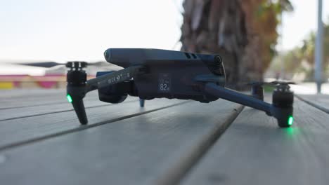 Drone-Dji-Mavic-3-Pro-Inmóvil-Sobre-Mesa-De-Madera